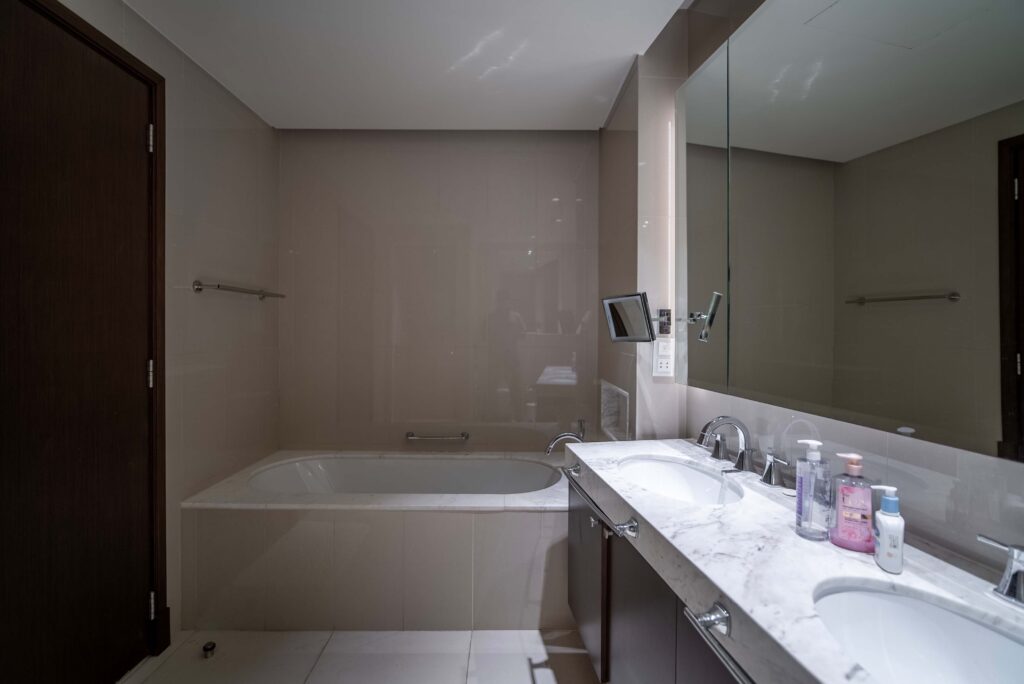 Adress Fountain View APT 2703