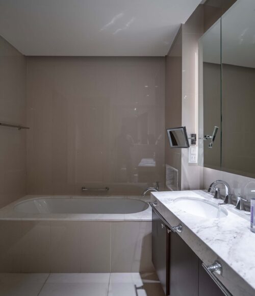 Adress Fountain View APT 2703